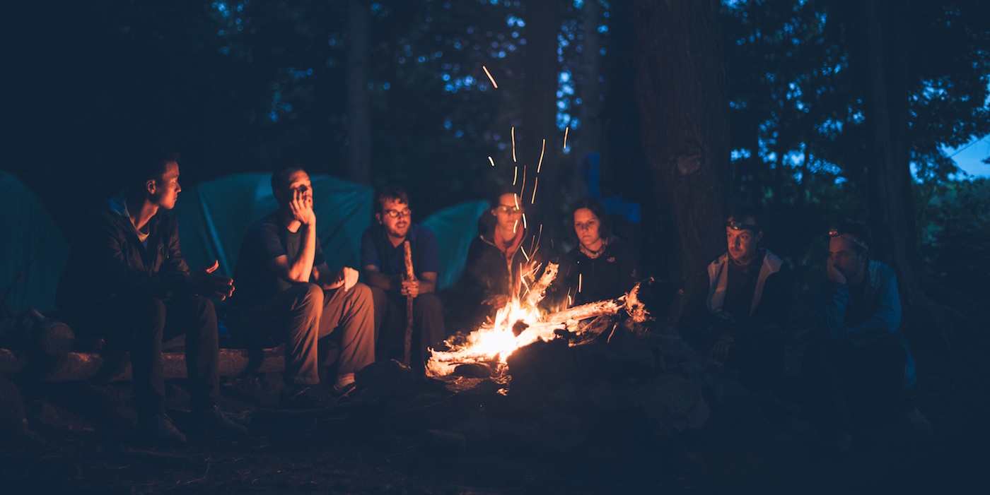 camping-kamperen-bos-kampvuur