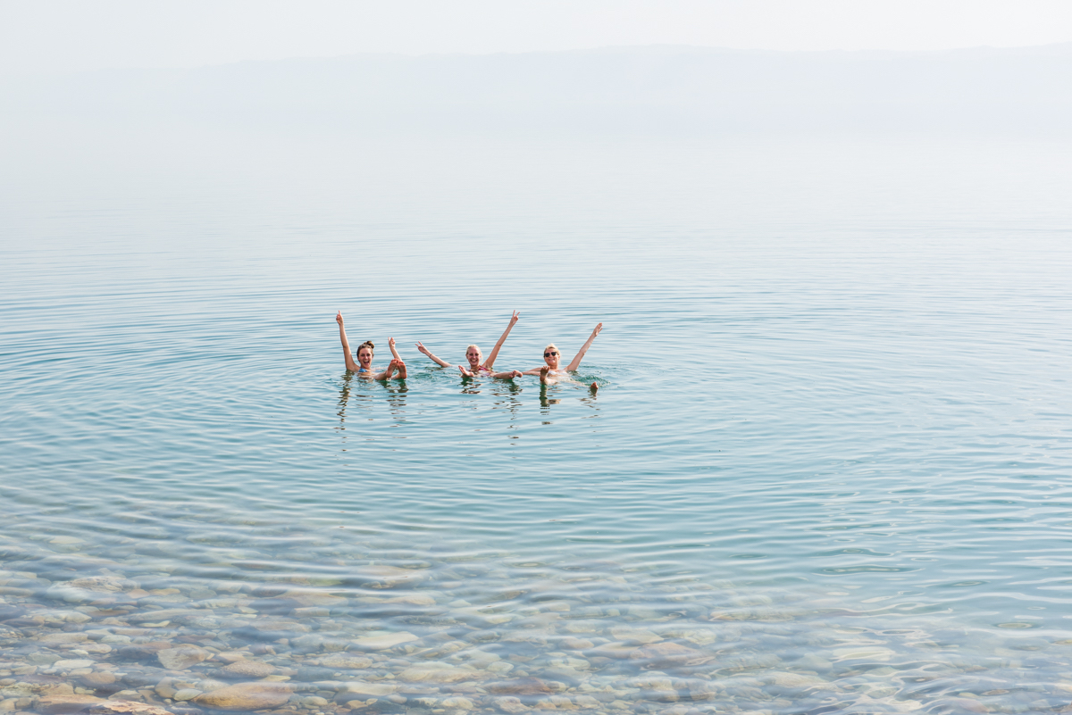 Drijven in de Dode Zee in jordanie