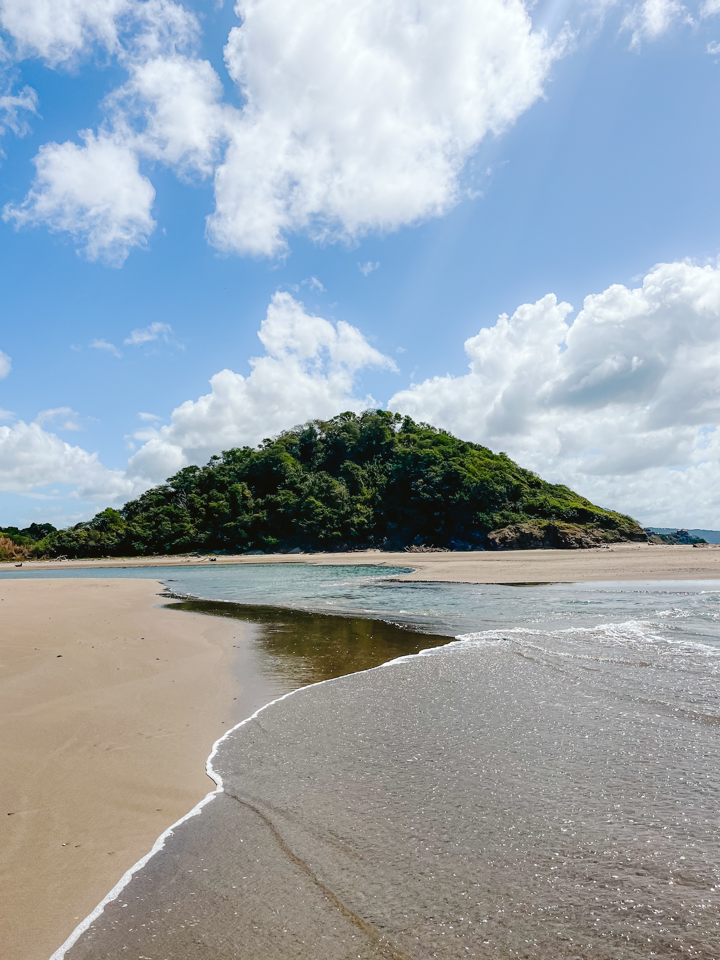 Rivier door strand Popoyo